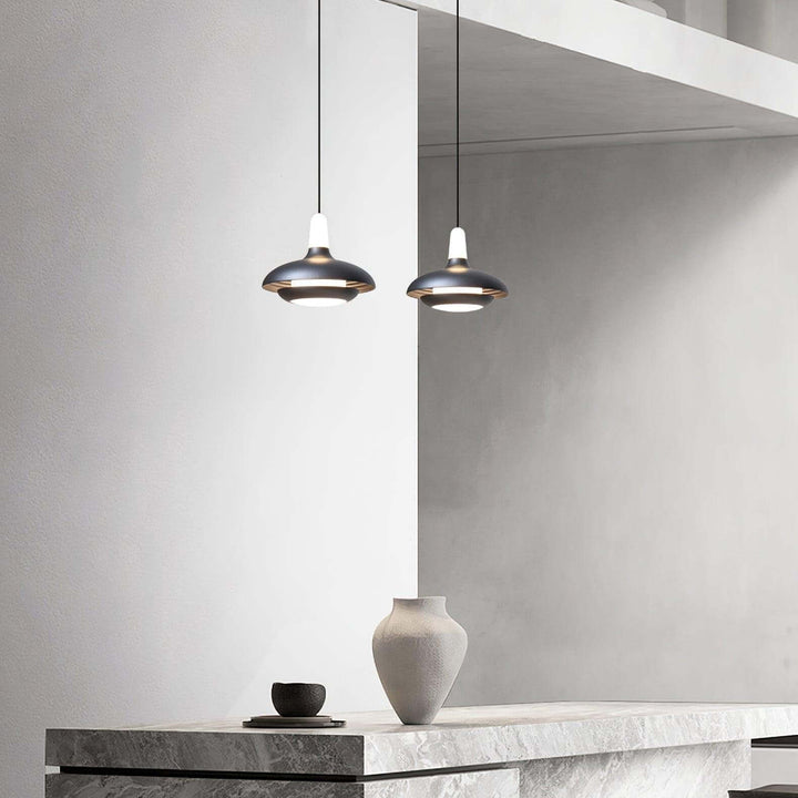 Moderne loftslampe i tropisk stil