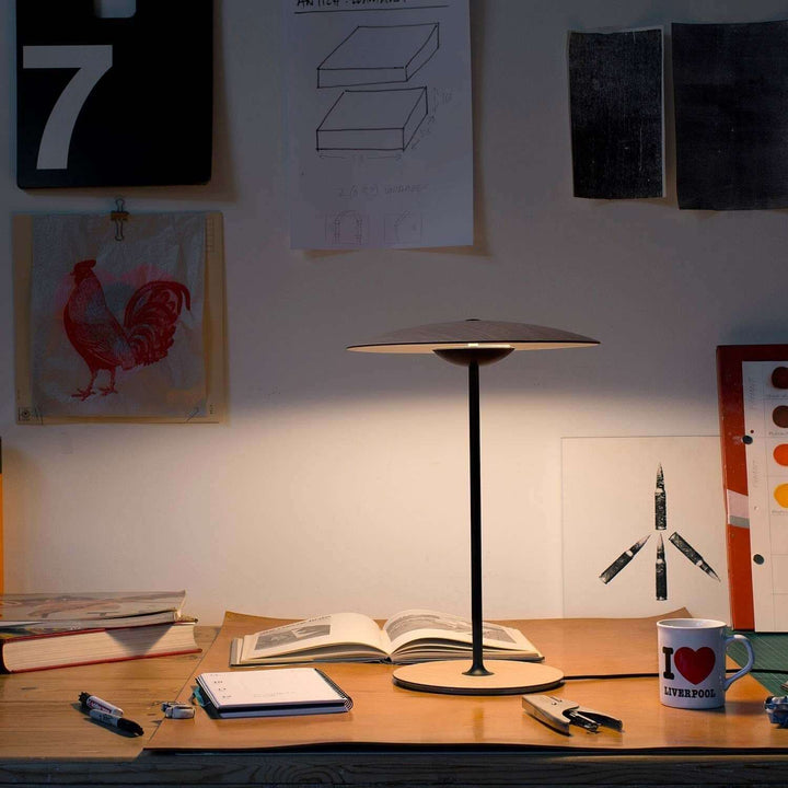 Moderne bordlampe i metal med LED