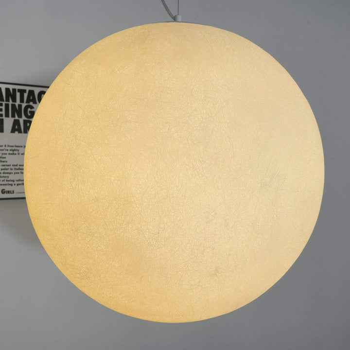 Unik måne loftlampe hængende fra loftet