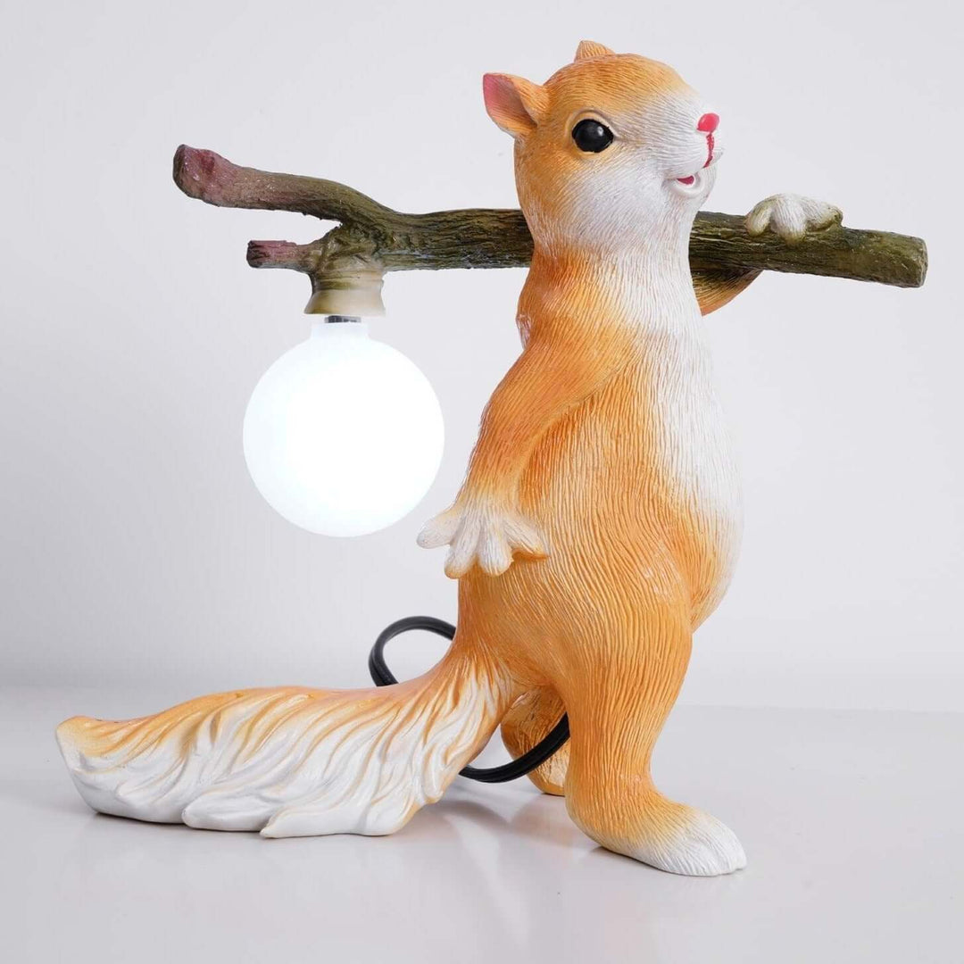 Sød bordlampe med egernmotiv