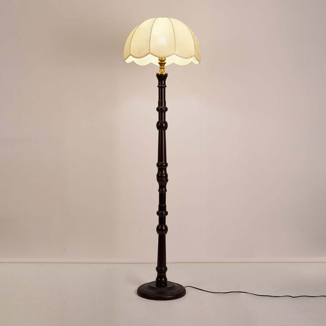 Moderni lattiavalaisin, elegantti ja tyylikäs