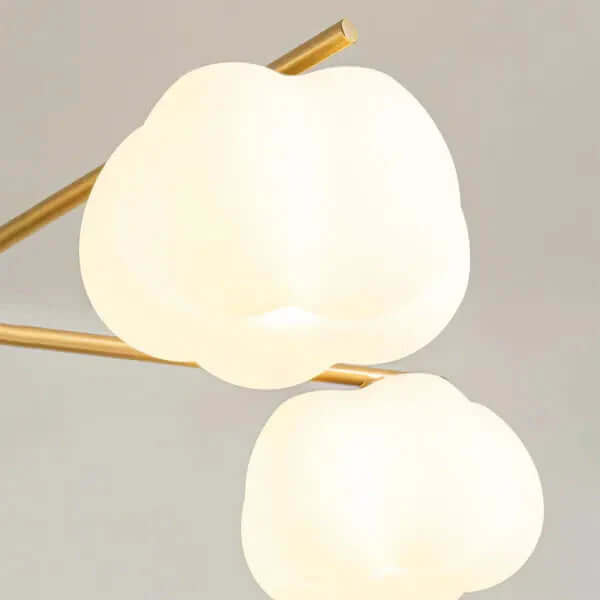Moderne loftslampe i træ og bomuldskugler