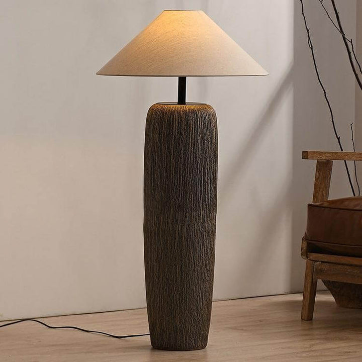 Vintage gulvlampe med varm atmosfære