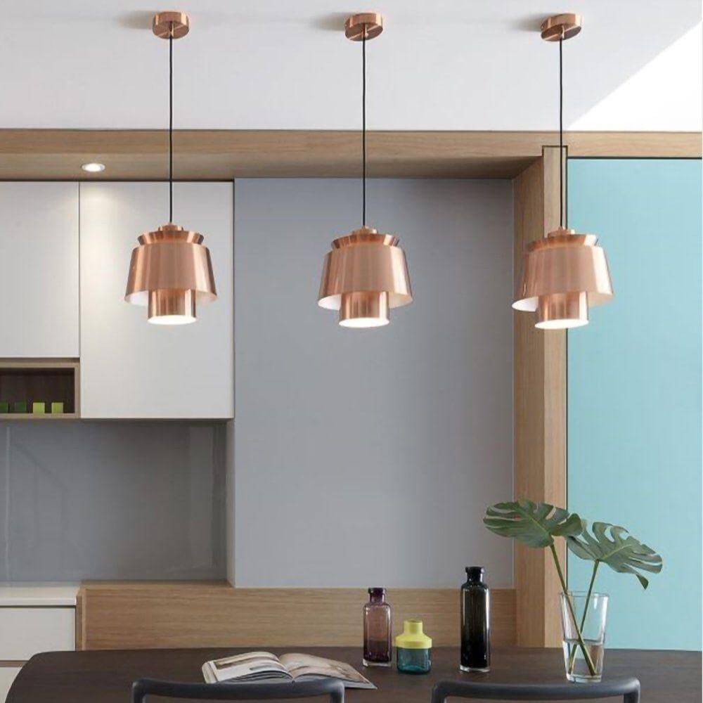 Moderne pendellampe i et soveværelse