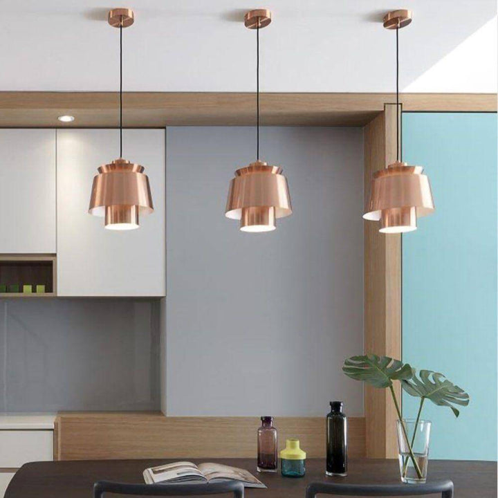 Moderne pendellampe i et soveværelse