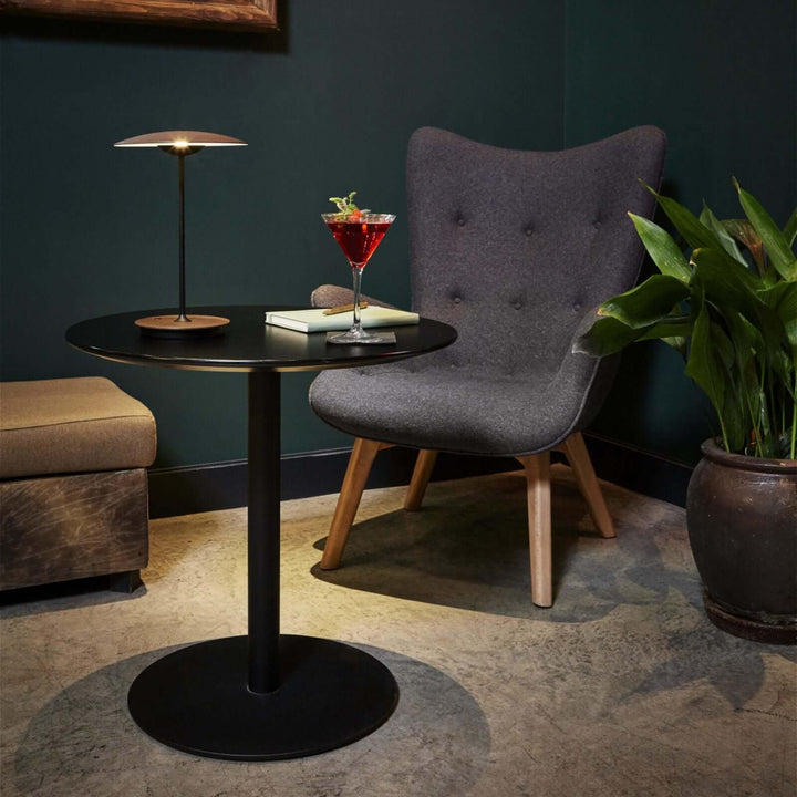 Moderne bordlampe i metal med LED