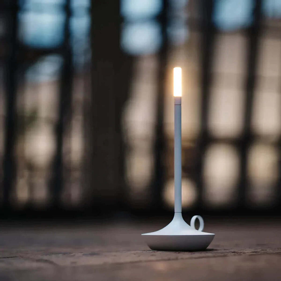 Moderne bordlampe på natbordet