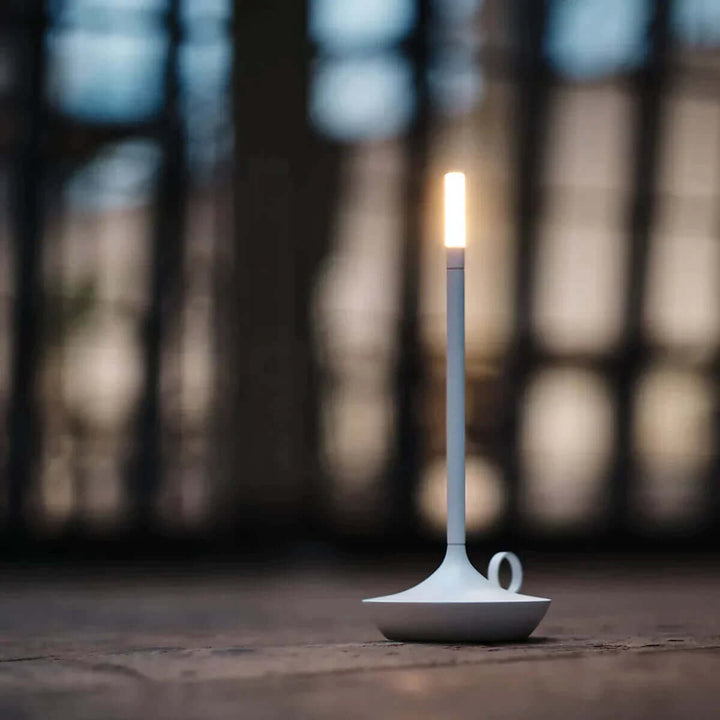 Moderne bordlampe på natbordet