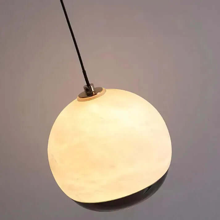 Moderne marmor- og alabast pendellampe, kugleformet design, nordisk stil