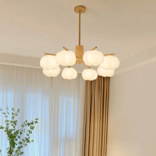 Moderne loftslampe i træ og bomuldskugler