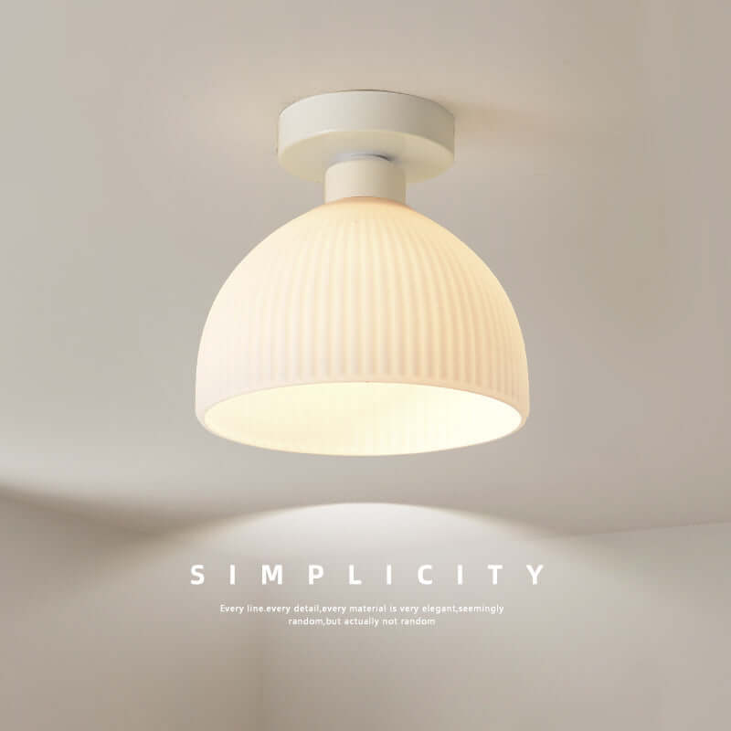 Moderne loftslampe med mælkeagtigt glas