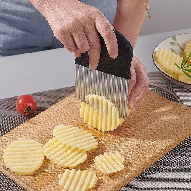Alsidig bølget rustfri kartoffelsnitter med ergonomisk håndtag og skarpt blad, perfekt til kartofler og grøntsager i køkkenet.