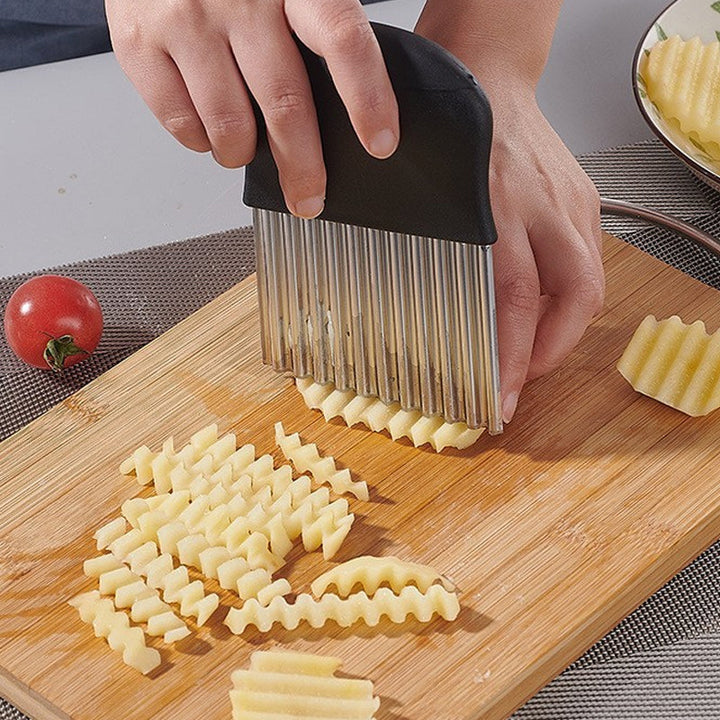 Alsidig bølget rustfri kartoffelsnitter med ergonomisk håndtag og skarpt blad, perfekt til kartofler og grøntsager i køkkenet.