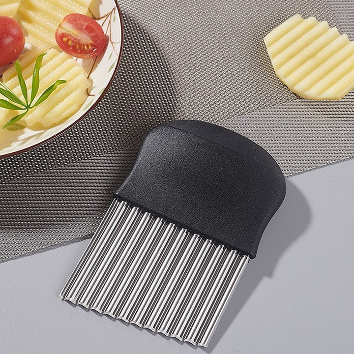 Alsidig bølget rustfri kartoffelsnitter med ergonomisk håndtag og skarpt blad, perfekt til kartofler og grøntsager i køkkenet.