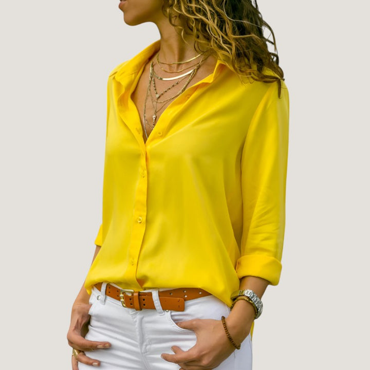 Tidløs chic dames bluse i polyester og bomuld, elegant snit, let stof, sofistikerede detaljer.