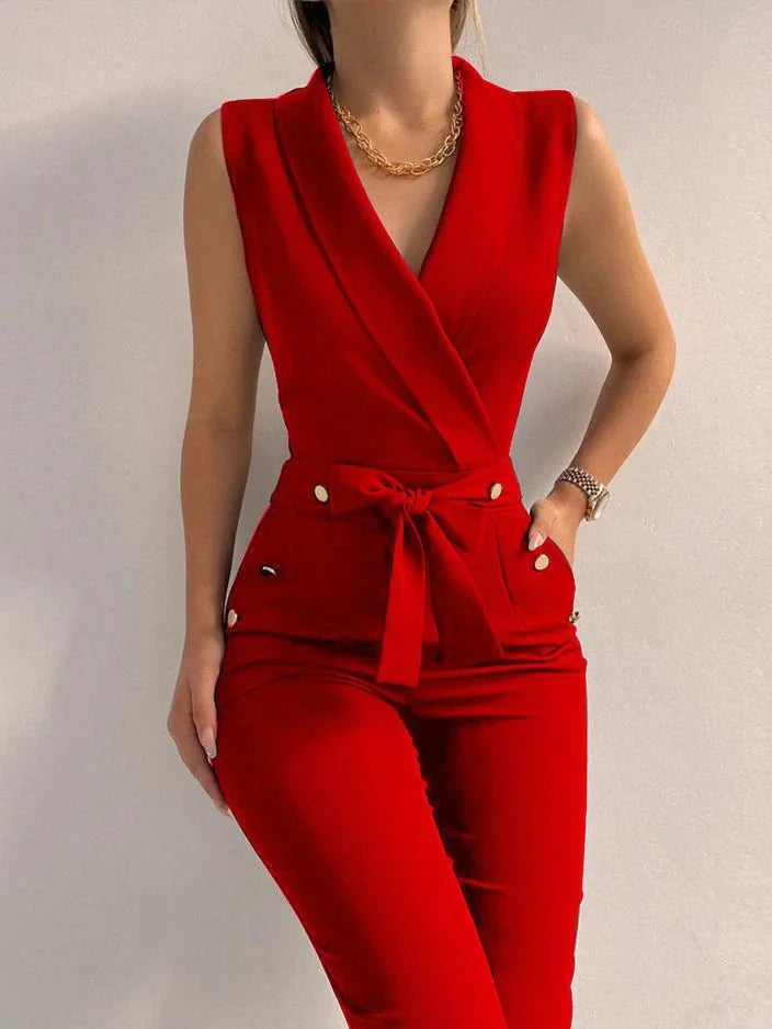 Dameærmeløs jumpsuit med V-hals, slank silhuet og behagelig talje. Perfekt til både hverdagsbrug og festlige lejligheder.