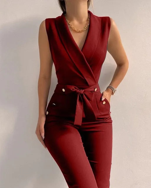 Dameærmeløs jumpsuit med V-hals, slank silhuet og behagelig talje. Perfekt til både hverdagsbrug og festlige lejligheder.