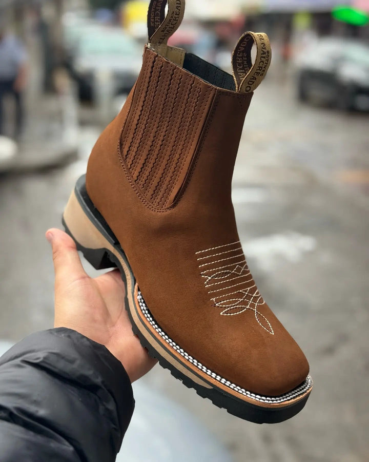 Ajattomat unisex cowboy-saappaat, nahkajäljitelmä, ikoninen ilme, ruskeat, tyylikkäät ompeleet ja kestävä rakenne.