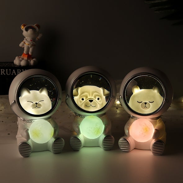 "Astronautti LED-yövalo, hartsi, eläinhahmot kissa, koira, karhu avaruusteemalla, lapsille kodin koristevalaisin."