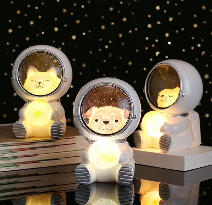 "Astronautti LED-yövalo, hartsi, eläinhahmot kissa, koira, karhu avaruusteemalla, lapsille kodin koristevalaisin."
