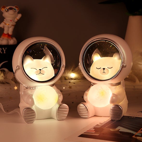 "Astronautti LED-yövalo, hartsi, eläinhahmot kissa, koira, karhu avaruusteemalla, lapsille kodin koristevalaisin."