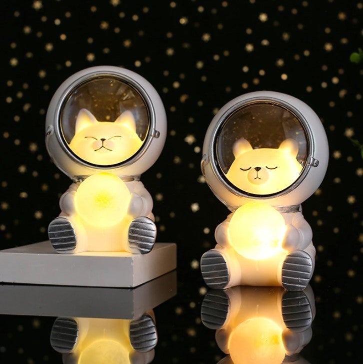 "Astronautti LED-yövalo, hartsi, eläinhahmot kissa, koira, karhu avaruusteemalla, lapsille kodin koristevalaisin."