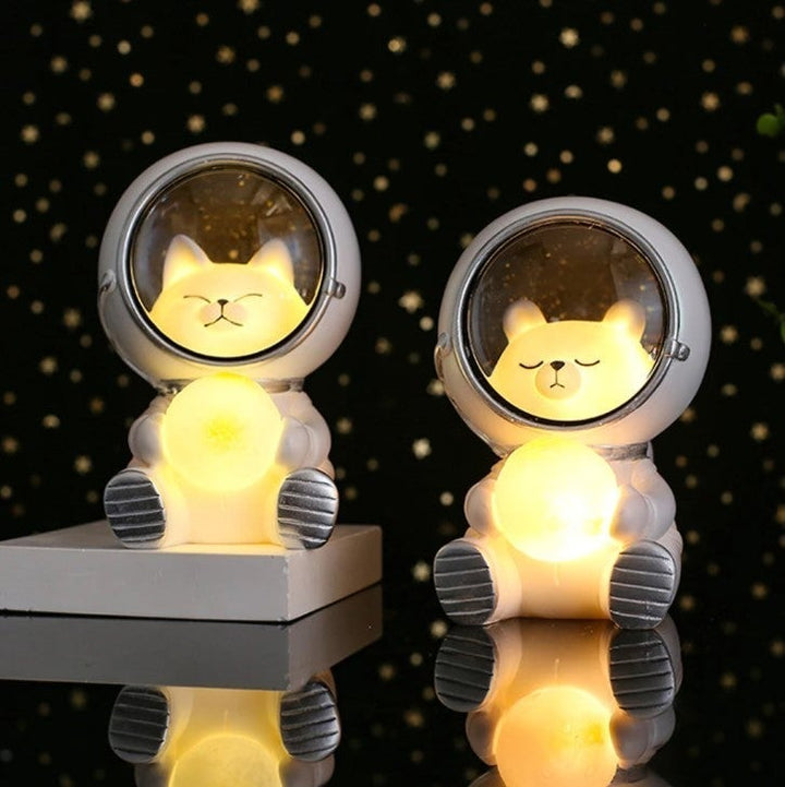 "Astronautti LED-yövalo, hartsi, eläinhahmot kissa, koira, karhu avaruusteemalla, lapsille kodin koristevalaisin."