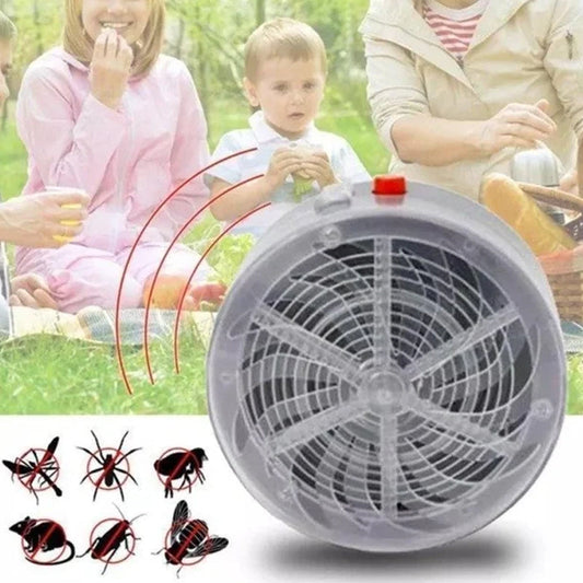 "Aurinkoenergialla toimiva harmaa hyönteiskarkotin ulkokäyttöön, kompakti muotoilu ilman kemikaaleja."