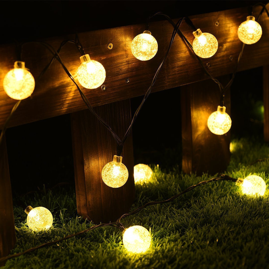 Aurinkoenergialla toimivat kristallipallo-valot puutarhaan, kimaltavat LED-lamput, 8 valomoodia, IP65 vedenkestävät.