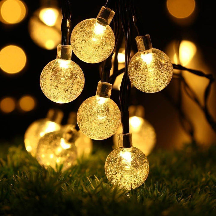 Aurinkoenergialla toimivat kristallipallo-valot puutarhaan, kimaltavat LED-lamput, 8 valomoodia, IP65 vedenkestävät.