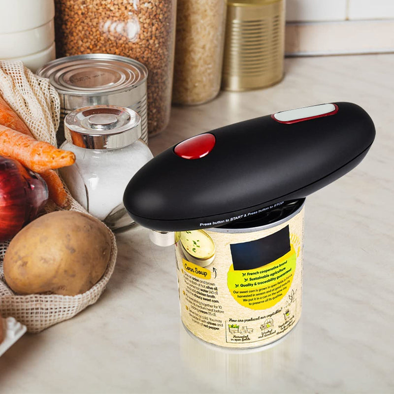 Automaattinen ruostumaton teräspurkkiavaaja käytössä, musta ergonominen kahva, helppokäyttöinen keittiöväline.