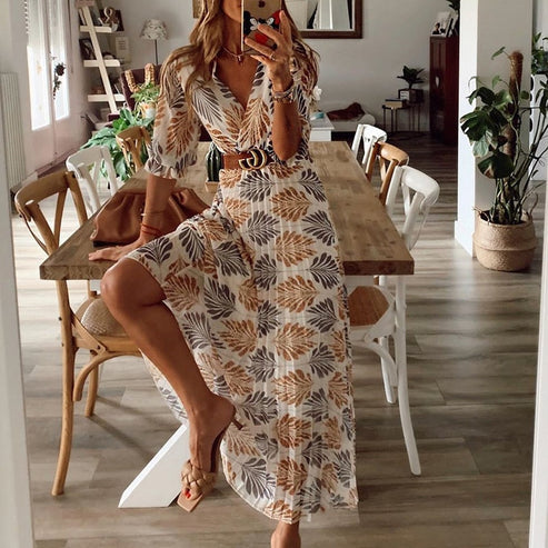 Beige dame sommerkjole, let materiale, maxi-længde, fremhæver silhuetten, udtryksfuld og behagelig, perfekt til sommerdage.