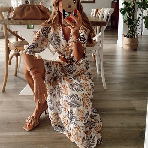 Beige dame sommerkjole, let materiale, maxi-længde, fremhæver silhuetten, udtryksfuld og behagelig, perfekt til sommerdage.