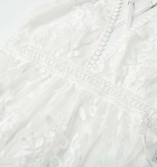 Cocktailkjole til damer i blomsternettet stof, knælang; med romantisk blomsterbroderi og elegance til festlige lejligheder.