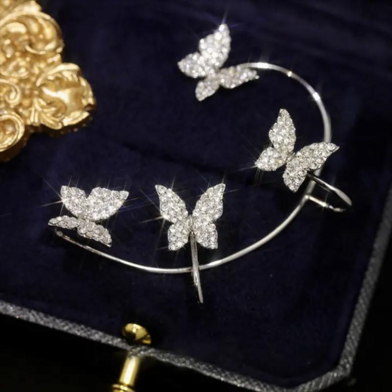 Elegant dame klipsørering med trekantet design og skinnende finish i sølv og kobber. Tilføj glamour til dit look.