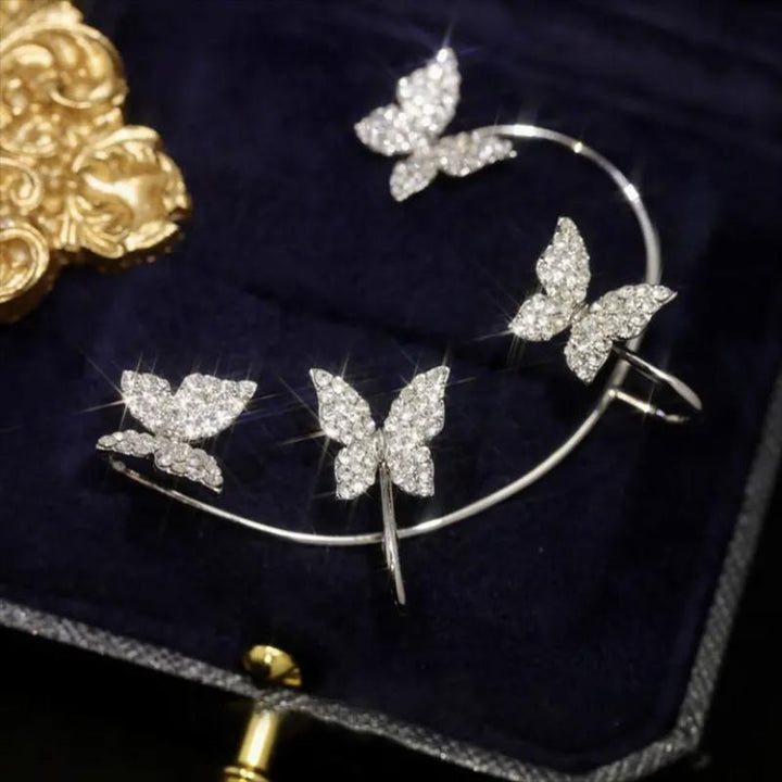 Elegant dame klipsørering med trekantet design og skinnende finish i sølv og kobber. Tilføj glamour til dit look.