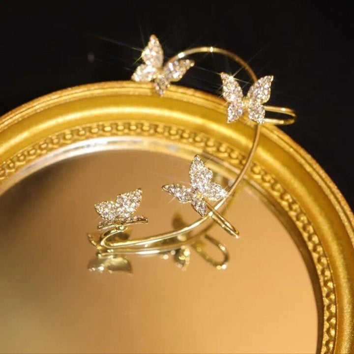 Elegant dame klipsørering med trekantet design og skinnende finish i sølv og kobber. Tilføj glamour til dit look.