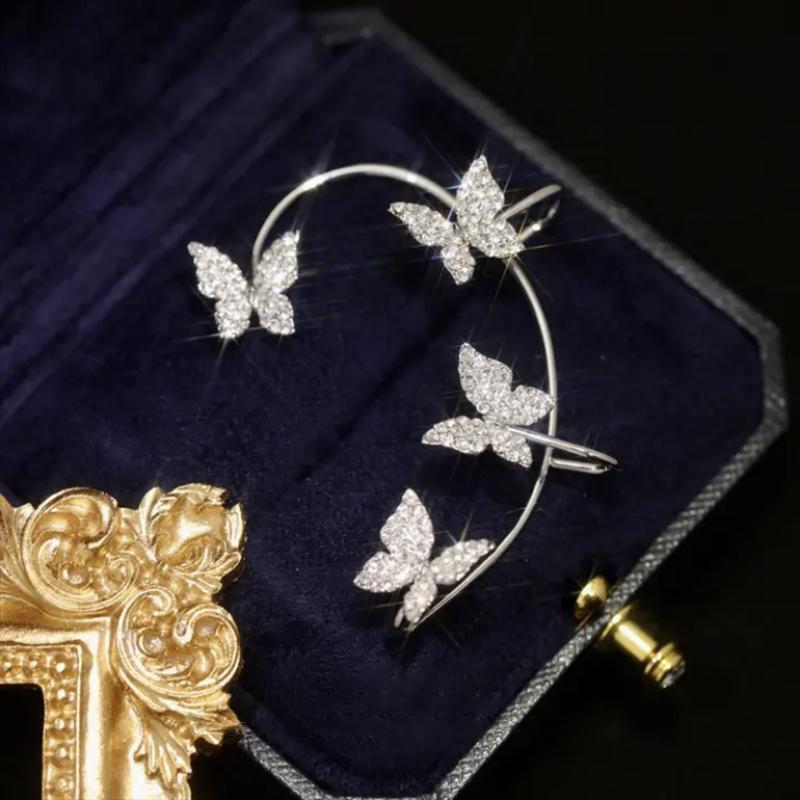 Elegant dame klipsørering med trekantet design og skinnende finish i sølv og kobber. Tilføj glamour til dit look.