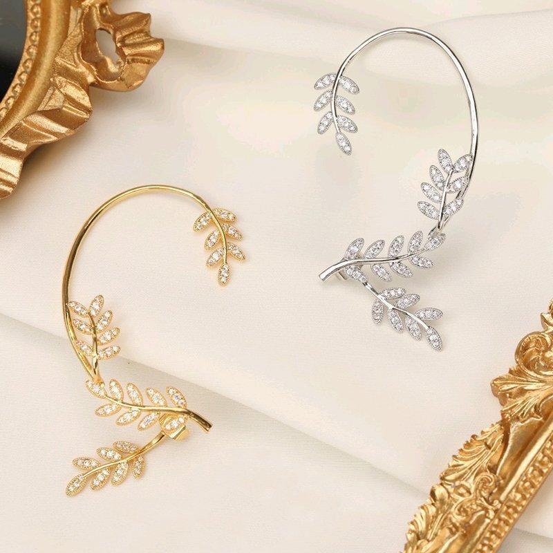 Elegant dame klipsørering med trekantet design og skinnende finish i sølv og kobber. Tilføj glamour til dit look.