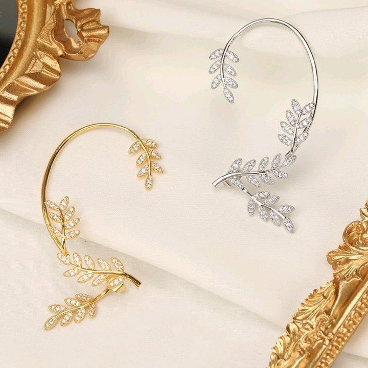 Elegant dame klipsørering med trekantet design og skinnende finish i sølv og kobber. Tilføj glamour til dit look.