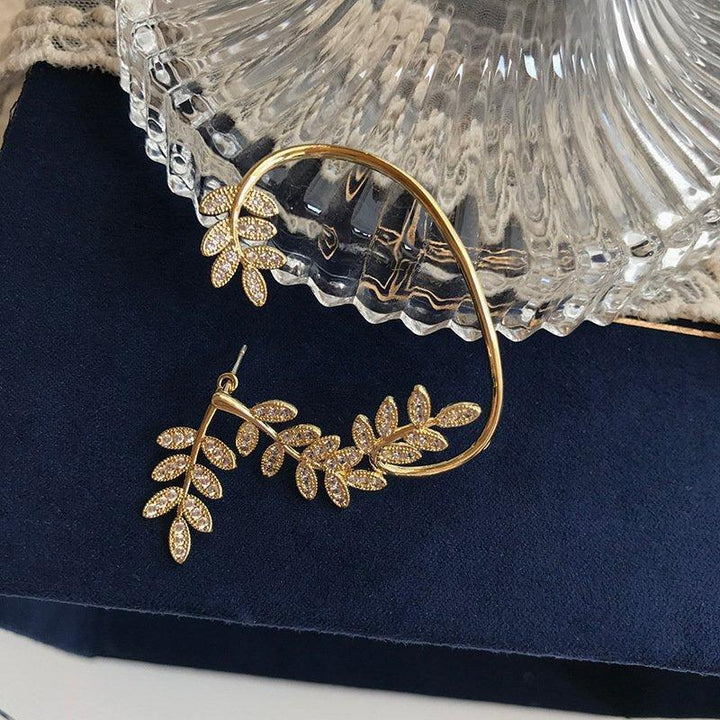 Elegant dame klipsørering med trekantet design og skinnende finish i sølv og kobber. Tilføj glamour til dit look.