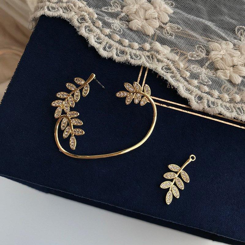 Elegant dame klipsørering med trekantet design og skinnende finish i sølv og kobber. Tilføj glamour til dit look.
