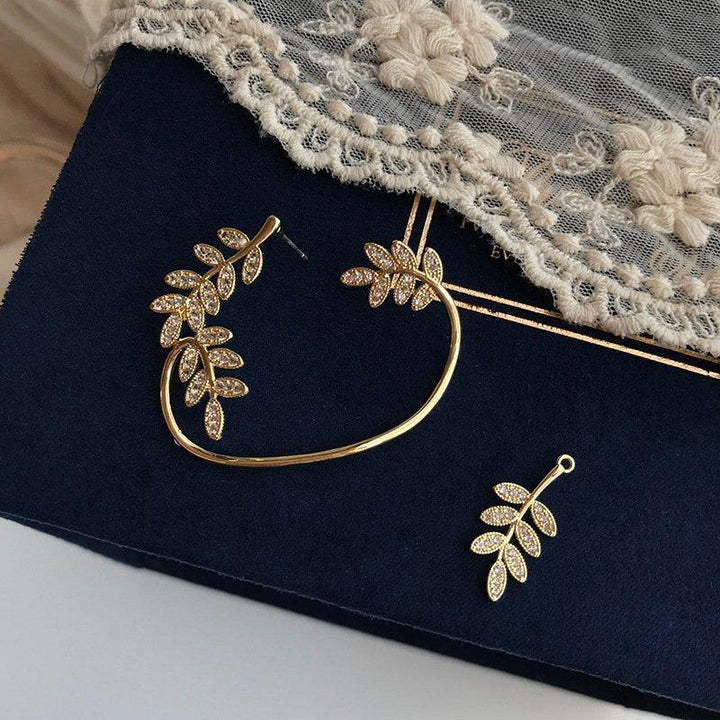 Elegant dame klipsørering med trekantet design og skinnende finish i sølv og kobber. Tilføj glamour til dit look.