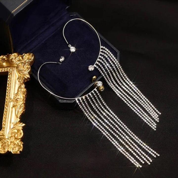 Elegant dame klipsørering med trekantet design og skinnende finish i sølv og kobber. Tilføj glamour til dit look.