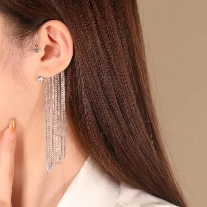 Elegant dame klipsørering med trekantet design og skinnende finish i sølv og kobber. Tilføj glamour til dit look.