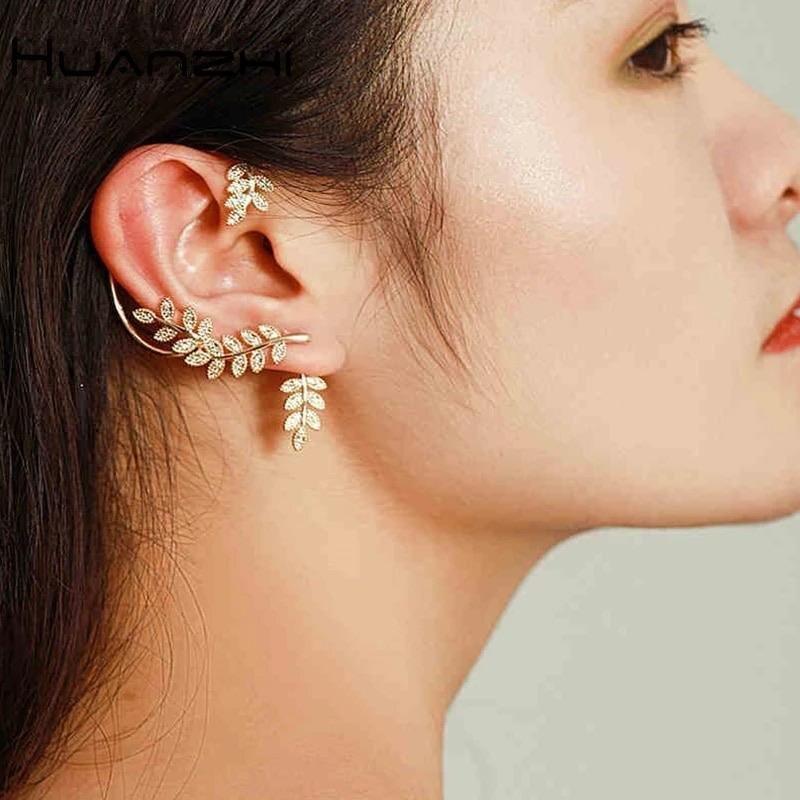 Elegant dame klipsørering med trekantet design og skinnende finish i sølv og kobber. Tilføj glamour til dit look.