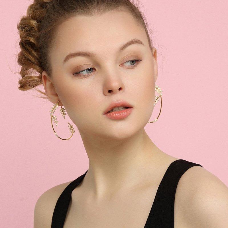 Elegant dame klipsørering med trekantet design og skinnende finish i sølv og kobber. Tilføj glamour til dit look.