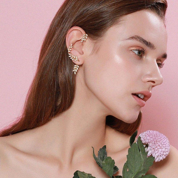 Elegant dame klipsørering med trekantet design og skinnende finish i sølv og kobber. Tilføj glamour til dit look.