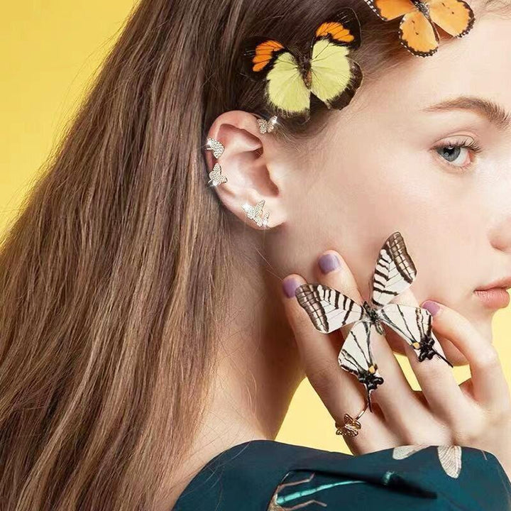 Elegant dame klipsørering med trekantet design og skinnende finish i sølv og kobber. Tilføj glamour til dit look.