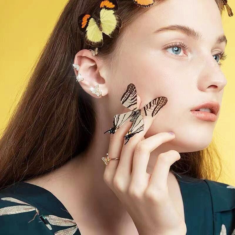Elegant dame klipsørering med trekantet design og skinnende finish i sølv og kobber. Tilføj glamour til dit look.
